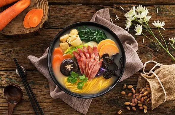 麻辣烫开店加盟多少钱？最详细的麻辣烫加盟费用解析