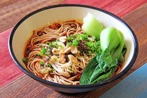 开一家重庆小面店加盟，打造经典美食传承与创新融合的美味天地